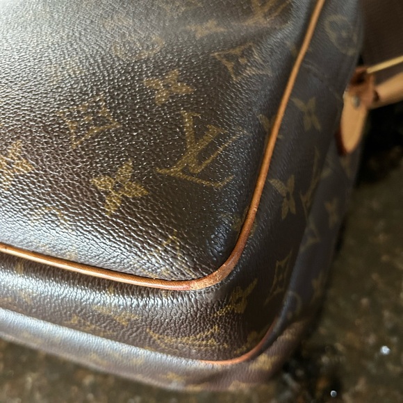 SOLD Louis Vuitton Reporter GM w/ Free LV Gift - Picture 7 of 15